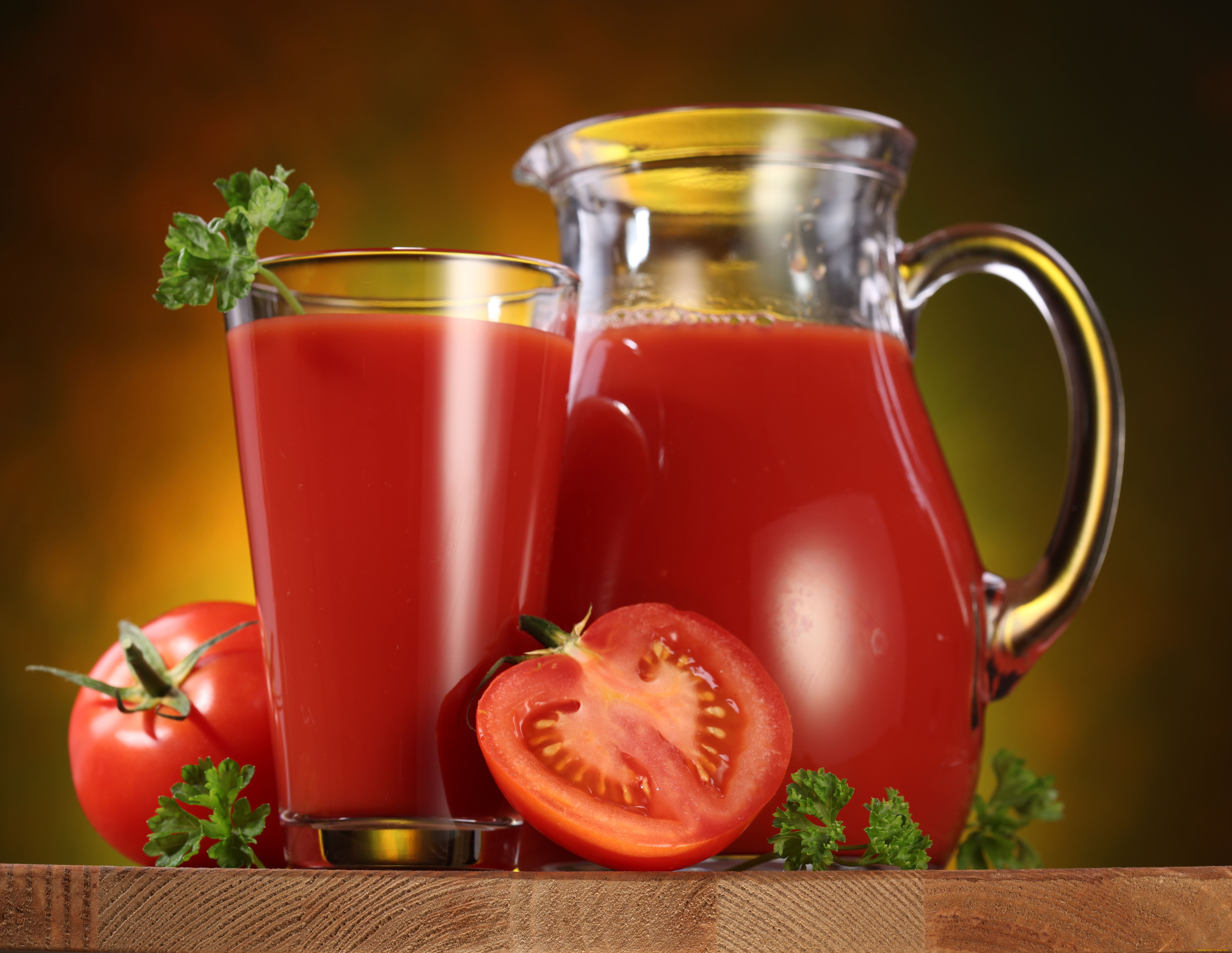 Мужик закатывает томатный сок. Tomato PNG.